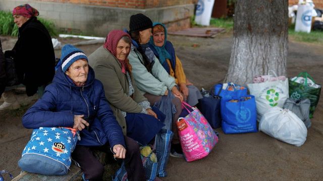 Civilians flee Russian offensive in Kharkiv