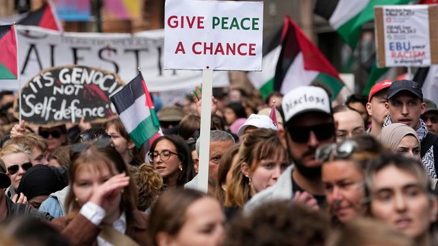 Palestinian and Israeli protestors clash in Melbourne