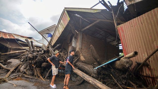 Dozens killed in cold lava mudslides, floods in western Indonesia