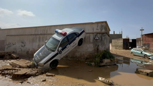 'Wall of water' hits Libyan towns, thousands dead