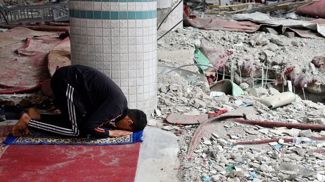Gazans observe Ramadan amid war damage to mosques