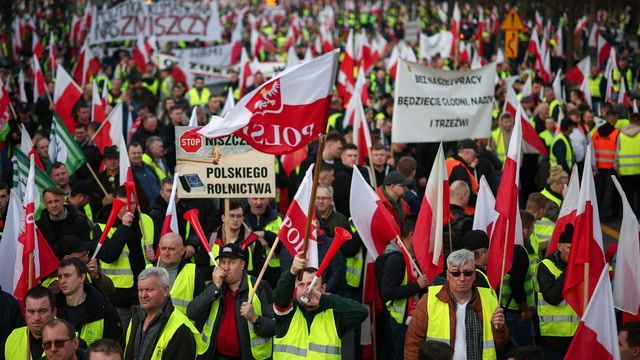 Polish farmers block Ukraine’s border in protest