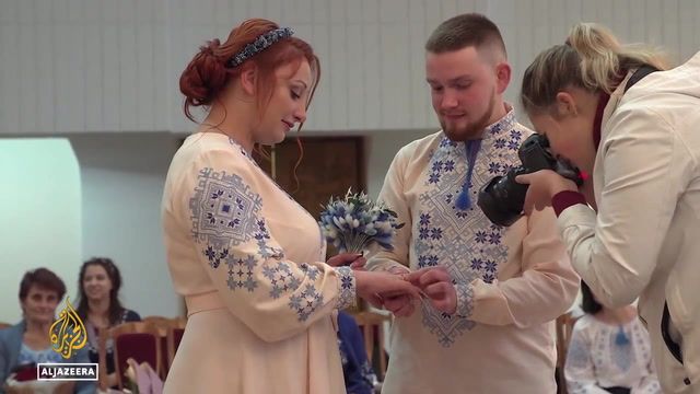 Love amid war, Kyiv couples marry during air raids