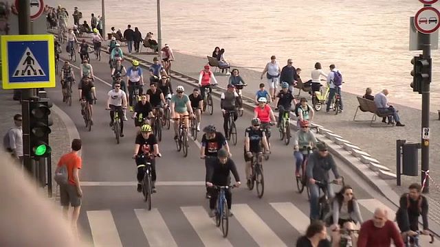 Budapest: Thousands of cyclists mark Earth Day