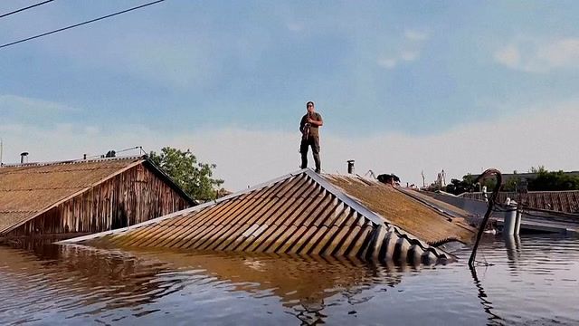 Ukraine hero brings hope to floodzone with his saxophone