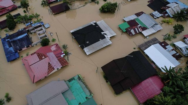 Extreme flooding hits Malaysia