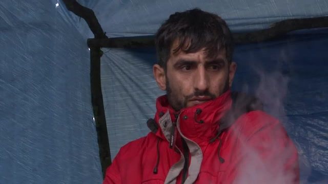 Migrants set up camp at Dunkirk, prepare for crossing