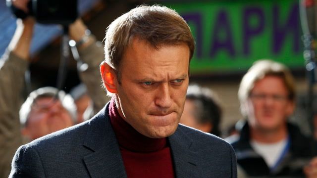 Russian editor risks life to put Navalny on cover