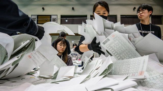 Overwhelming election win for opposition in South Korea