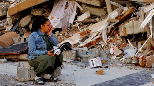 Turkey remembers quake victims, one month on