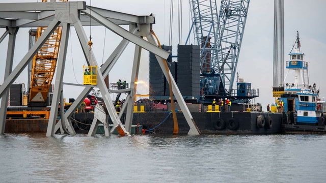 First pieces of Baltimore Bridge wreckage removed