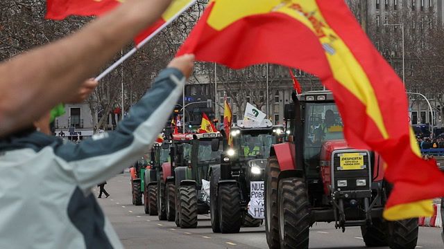 Spanish farmers take protest to Madrid