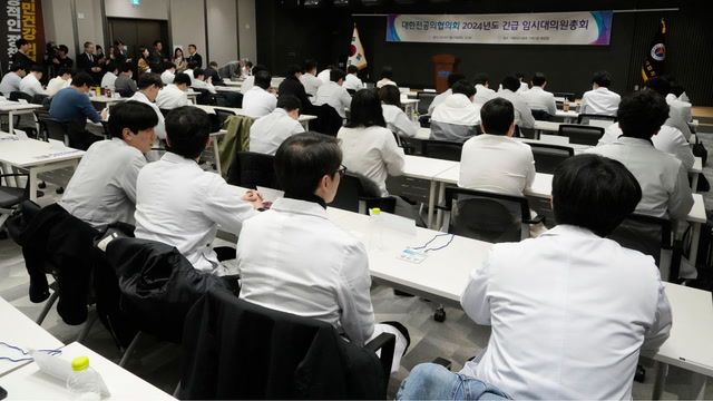 South Korea trainee doctors walk out in protest against reforms