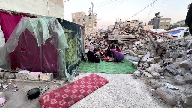 Displaced Gazans break Ramadan fast in the rubble