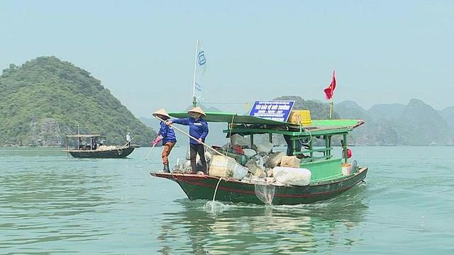 Fishermen abandon tourist site covered in trash