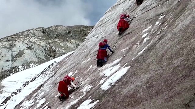 Bolivia's cholita climbers look to conquer Everest in skirts