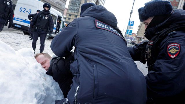Russian courts sentence dozens to jail for commemorating Navalny