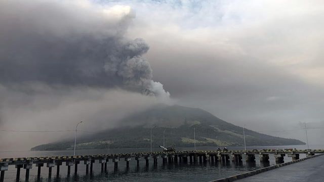 Tsunami warning after Indonesia volcano erupts