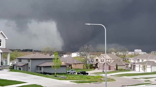 Destructive tornadoes wreak havoc in US midwest