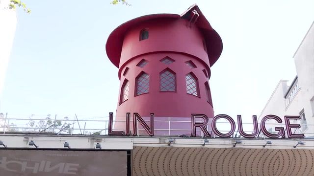 Windmill sails fall from Paris' Moulin Rouge