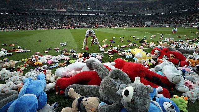Football fans' tribute for quake children