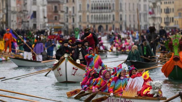 Crowds return to Venice floating festival