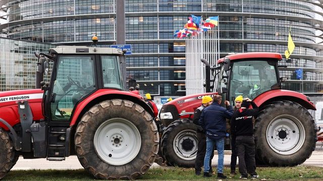 Protesting farmers jam Brussels with tractors 