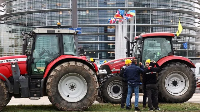 Protesting farmers jam Brussels with tractors 