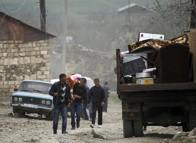 Thousands of ethnic Armenians flee Nagorno-Karabakh