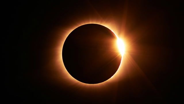 Total solar eclipse frenzy grips North America