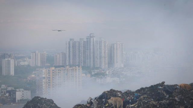 Landfill fire envelops New Delhi in smoke