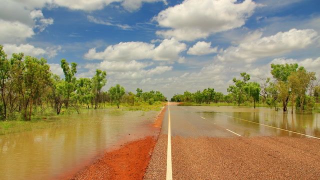 Torrential rain lashes Top End in wake of ex-tropical cyclone