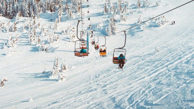Heavy snowfall gives boost to California ski resorts