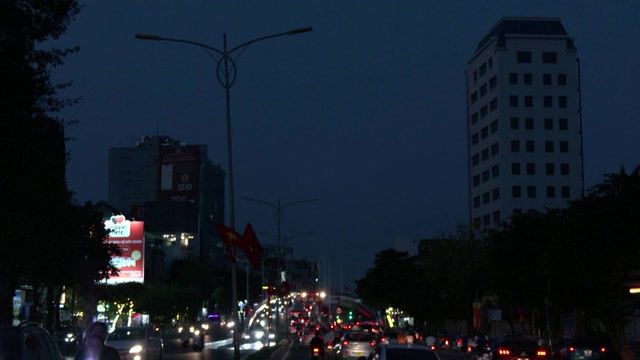 Hanoi cuts public lighting to save power in heatwaves