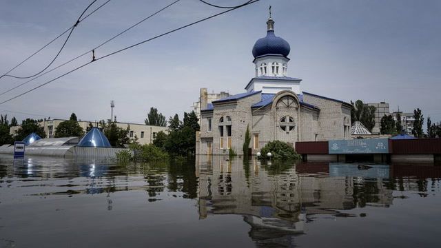 Russia accused of blocking aid in flooded Ukraine towns