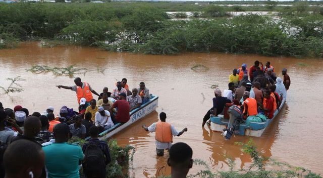 Kenyans search for bodies of flood victims