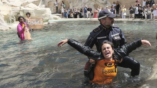 Activists turn the waters of Trevi fountain black